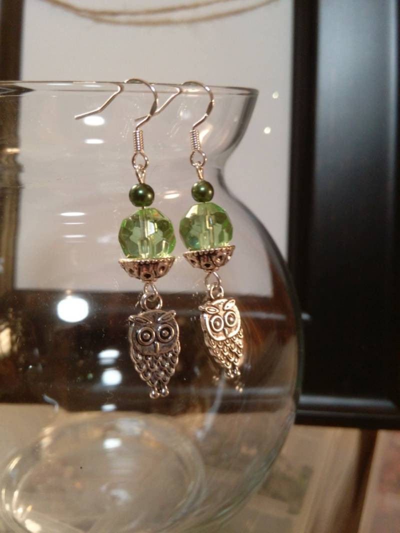 Leichte Grüne Swarovski Kristall Ohrringe Baumeln Drop Mit Antikem Silber Eule Charms Und Sterling Ohr Haken Handgemacht Leichte Grüne Swarovski Kristall Ohrringe Baumeln Drop Mit Antikem Silber Eule Charms Und Sterling Ohr Haken Handgemacht von AimeeGJewelry