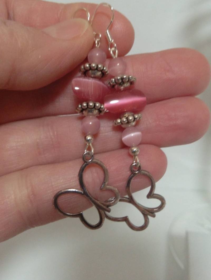 Ohrringe, Auge Rosa Katzen Rosa Ohrringe Schmetterling Perlen, Antik Silber Charms Und Komponenten. Sterling Ohrbügel Ohrringe, Auge Rosa Katzen Rosa Ohrringe Schmetterling Perlen, Antik Silber Charms Und Komponenten. Sterling Ohrbügel von AimeeGJewelry