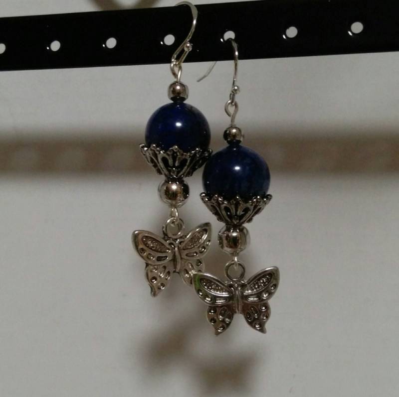 Ohrringe, Blauen Lapislazuli Ohrringe Mit Antikem Silber Schmetterling Und Komponenten. Sterling Ohrbügel Ohrringe, Blauen Lapislazuli Ohrringe Mit Antikem Silber Schmetterling Und Komponenten. Sterling Ohrbügel von AimeeGJewelry