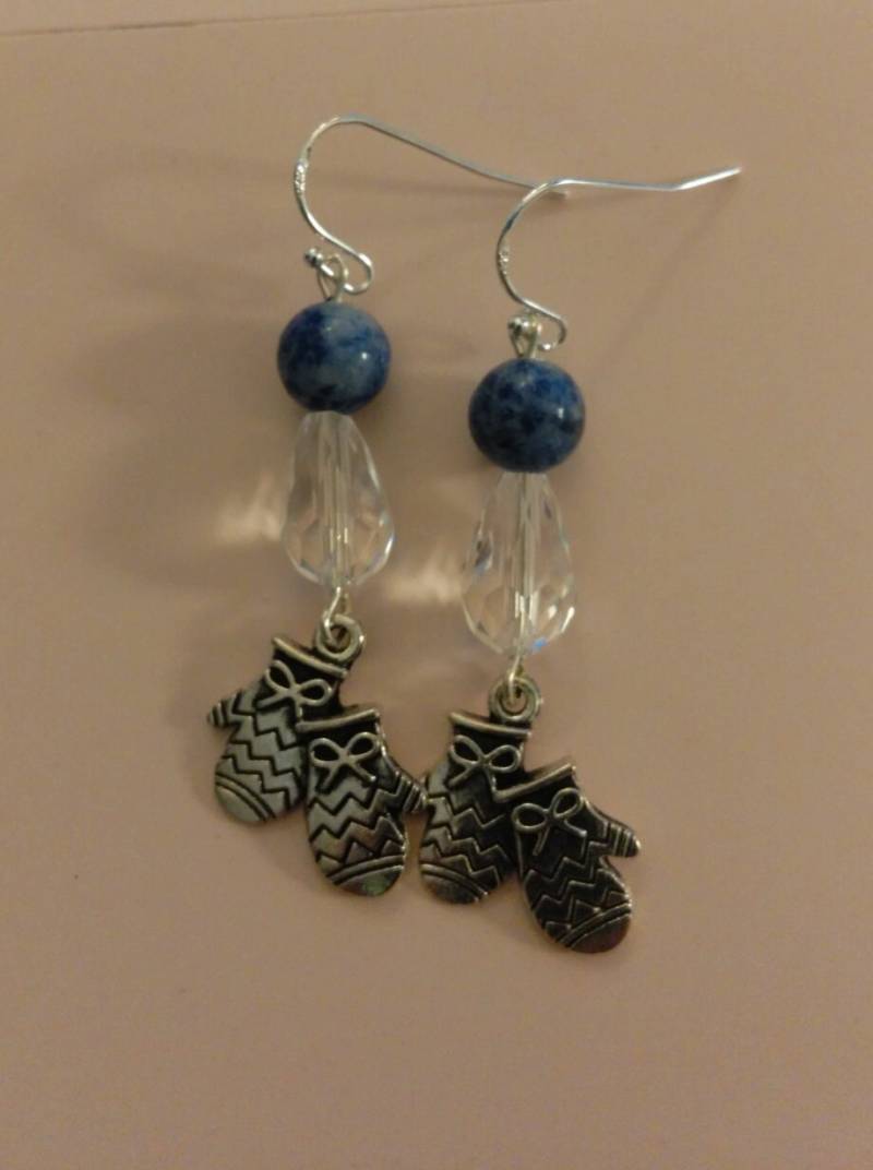 Ohrringe, Blauen Sodalith Ohrringe Mit Klaren Facettierten Träne, Antike Fäustling Charms Und Sterlingsilber Ohrbügel Ohrringe, Blauen Sodalith Ohrringe Mit Klaren Facettierten Träne, Antike Fäustling Charms Und Sterlingsilber Ohrbügel von AimeeGJewelry