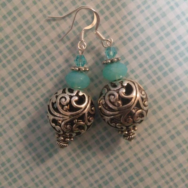 Ohrringe, Große Antik Silber Hohlen Charme Mit Türkis Rondelle Und Bicone Kristalle. Sterling Ohrbügel Ohrringe, Große Antik Silber Hohlen Charme Mit Türkis Rondelle Und Bicone Kristalle. Sterling Ohrbügel von AimeeGJewelry