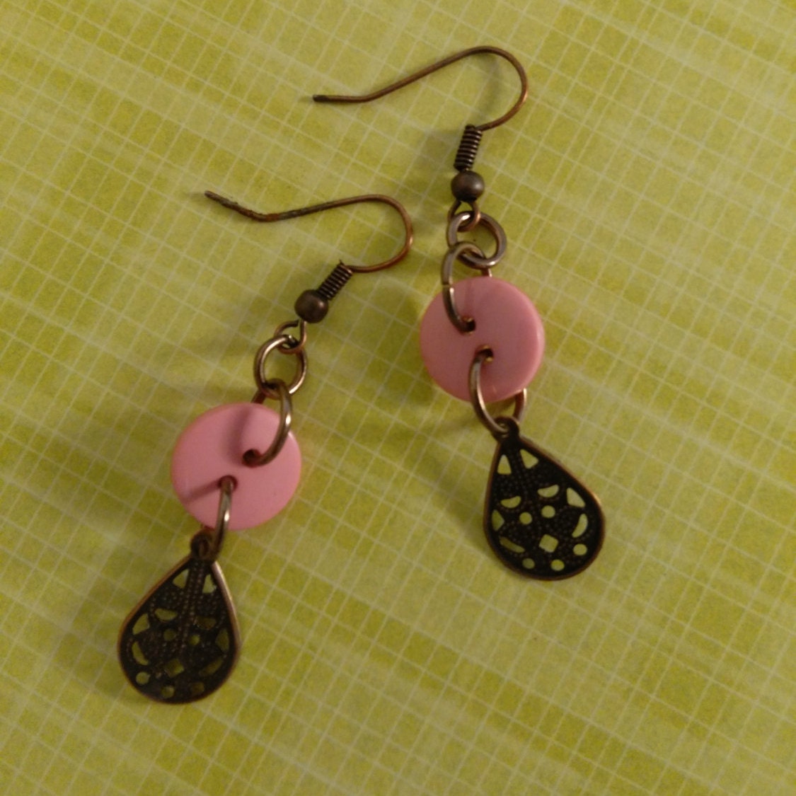 Ohrringe, Haken Liebenswert Rosa Buttons Mit Verbrannten Kupfer Charme Und Ohr Ohrringe, Haken Liebenswert Rosa Buttons Mit Verbrannten Kupfer Charme Und Ohr von AimeeGJewelry