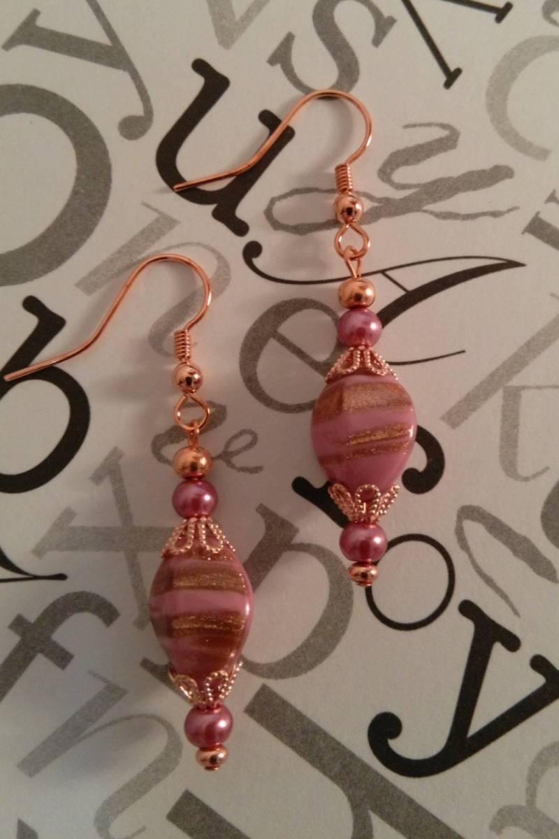 Ohrringe, Helles Kupfer Ohrringe Mit Marmorierten Lila Twist Glasperlen, Rosa, Perlen, Kupfer-Komponenten Und Ohrbügel Ohrringe, Helles Kupfer Ohrringe Mit Marmorierten Lila Twist Glasperlen, Rosa, Perlen, Kupfer-Komponenten Und Ohrbügel von AimeeGJewelry