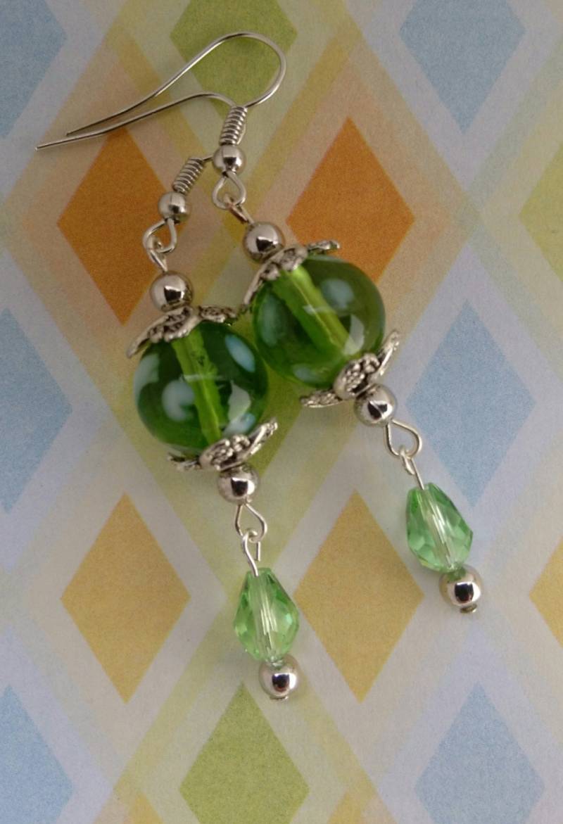 Ohrringe, Licht Grün Glas Bead Mit Weißen Tupfen, Swarovski Tear Drop Lichtkristall Und Antik Silber Komponenten Ohrringe, Licht Grün Glas Bead Mit Weißen Tupfen, Swarovski Tear Drop Lichtkristall Und Antik Silber Komponenten von AimeeGJewelry