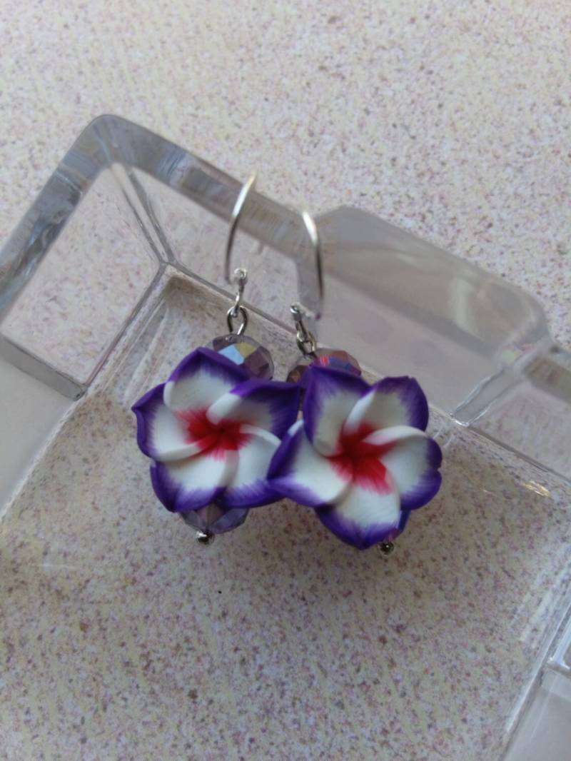 Ohrringe, Lila Und Weiß Blume Ohrringe Mit Ab Facettiertes Glas Rondelles Sterling Silber Ohrbügel, Ca. 1 1/2" Lang Ohrringe, Lila Und Weiß Blume Ohrringe Mit Ab Facettiertes Glas Rondelles Sterling Silber Ohrbügel, Ca. 1 1/2" Lang von AimeeGJewelry