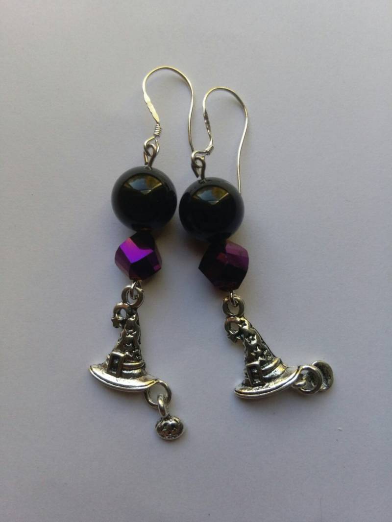 Ohrringe, Ohrringe Halloween, Schwarzer Onyx Perle Mit Purpletwisted Facettierte Glasperle Und Hexen Hut Charme, Sterling Silber Ohrbügel Ohrringe, Ohrringe Halloween, Schwarzer Onyx Perle Mit Purpletwisted Facettierte Glasperle Und Hexen Hut Charme, Sterling Silber Ohrbügel von AimeeGJewelry
