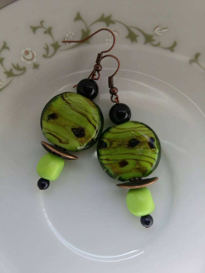 Ohrringe, Ohrringe Lampworked, Grün Und Kupfer Infundiert Lampworked Perle Mit Perlen Lime Green Wood Tr-Icone Ohrringe, Ohrringe Lampworked, Grün Und Kupfer Infundiert Lampworked Perle Mit Perlen Lime Green Wood Tr-Icone von AimeeGJewelry