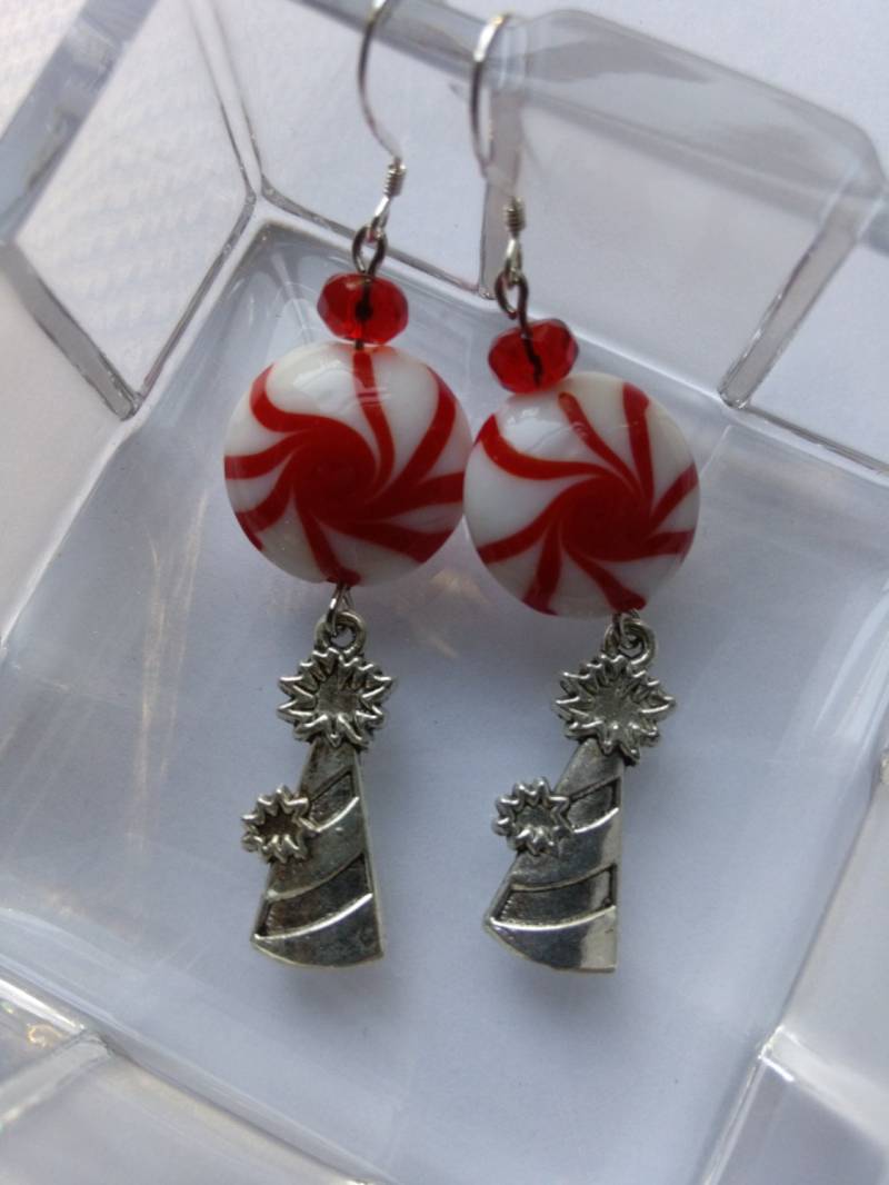 Ohrringe, Ohrringe Urlaub, Mint Candy Lampworked Perle Mit Antiken Silberfarbe Partyhut Charm Sterling Silber Ohrbügel Ohrringe, Ohrringe Urlaub, Mint Candy Lampworked Perle Mit Antiken Silberfarbe Partyhut Charm Sterling Silber Ohrbügel von AimeeGJewelry