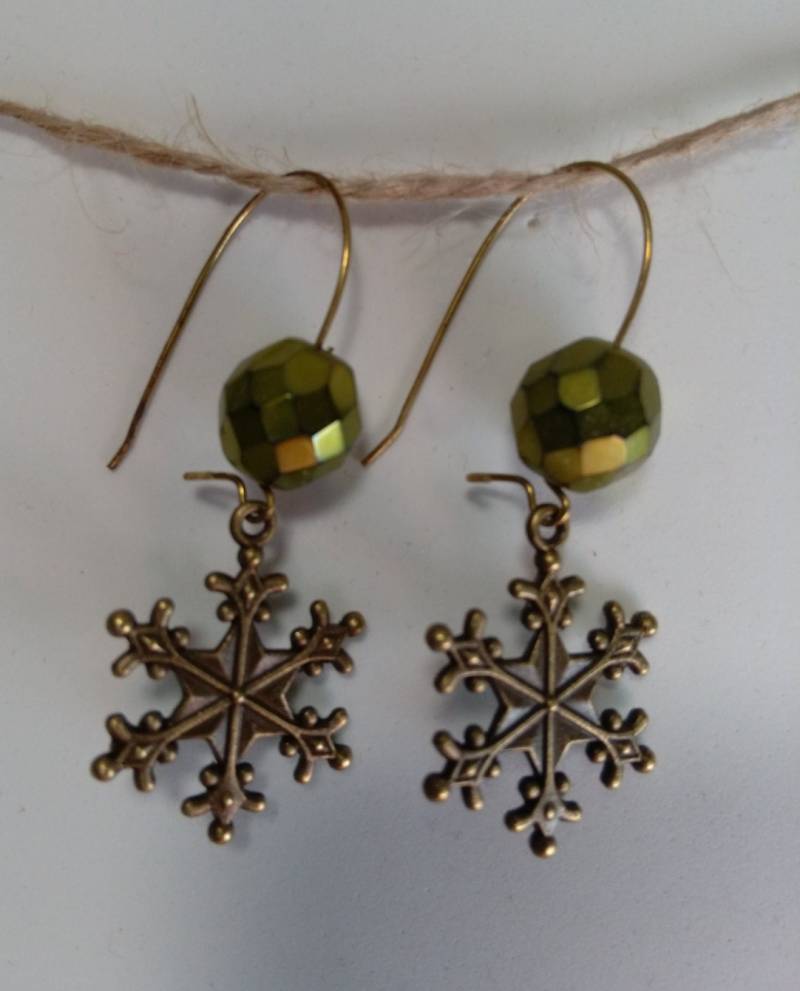 Ohrringe, Ohrringe Weihnachten, Urlaub Mit Antiken Bronze Schneeflocke Und Großen Facettierten Grün Metallisch Bead Ohrringe, Ohrringe Weihnachten, Urlaub Mit Antiken Bronze Schneeflocke Und Großen Facettierten Grün Metallisch Bead von AimeeGJewelry