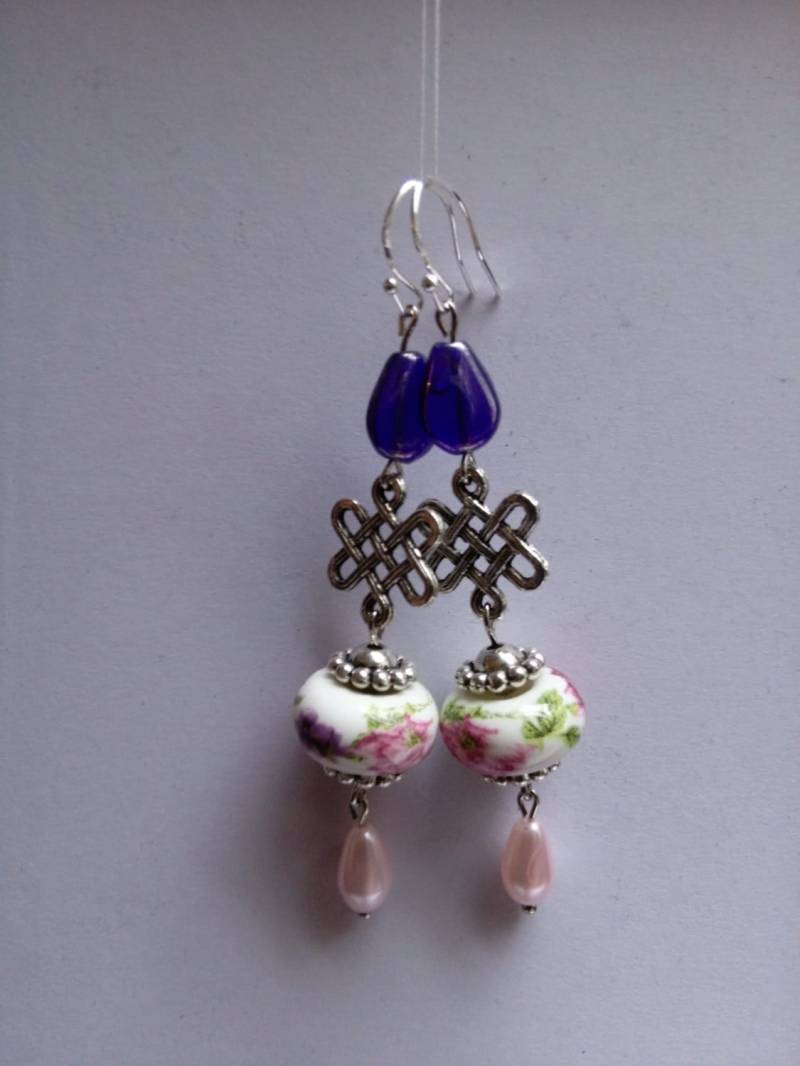 Ohrringe, Porzellan Rose Perlen, Rosa Perle Tear Drops Und Lila Glas Drops, Antik Silber Komponenten Sterling Ohrbügel Ohrringe, Porzellan Rose Perlen, Rosa Perle Tear Drops Und Lila Glas Drops, Antik Silber Komponenten Sterling Ohrbügel von AimeeGJewelry
