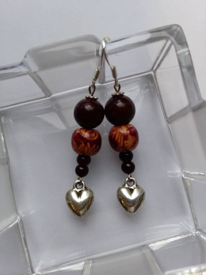 Ohrringe, Rote Garnett Und Holzperlen Mit Silberfarbe Herz Charme Sterling Silber Ohrbügel von AimeeGJewelry