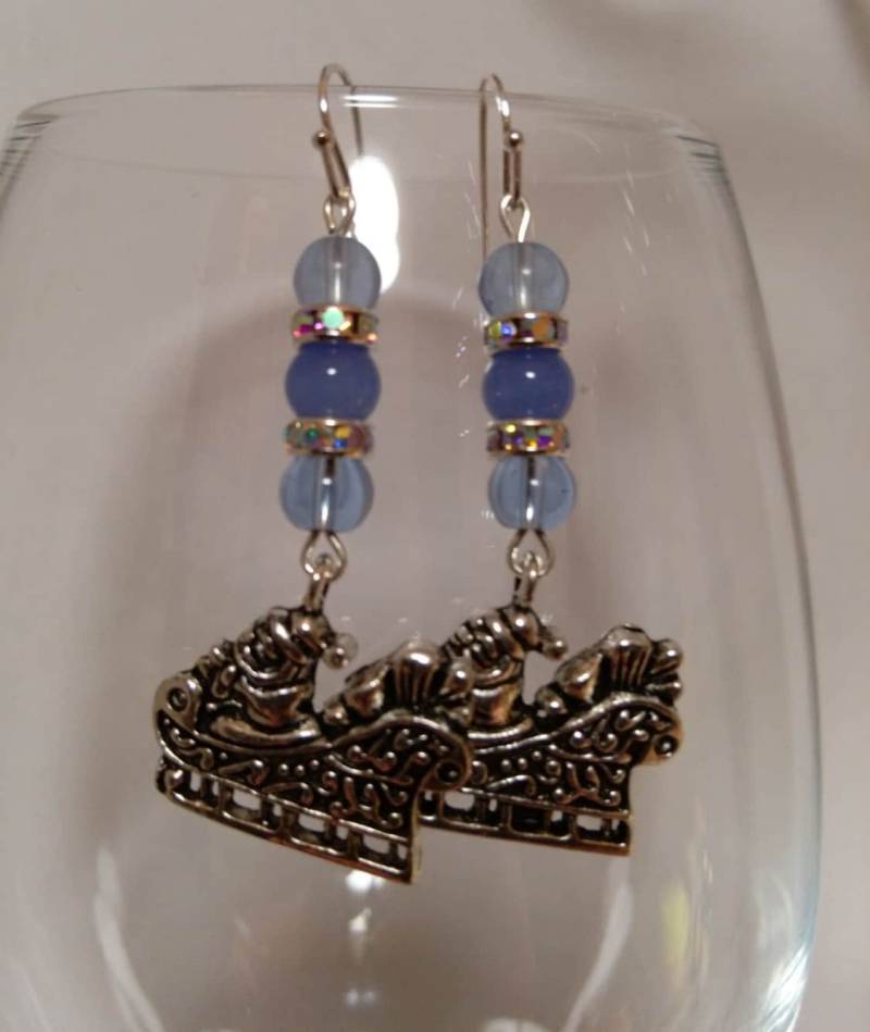 Ohrringe, Santas Schlitten Charms Mit Blauen Perlen, Brillanten Swarovski Abstandshaltern Und Santa in Seinen Schlitten, Sterlingsilber Ohr Haken Ohrringe, Santas Schlitten Charms Mit Blauen Perlen, Brillanten Swarovski Abstandshaltern Und Santa in Seinen Schlitten, Sterlingsilber Ohr Haken von AimeeGJewelry