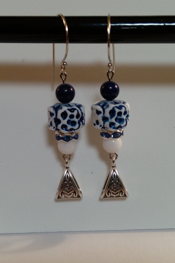 Ohrringe, Schön Geschnitzte Blau Acryl Rondelle Mit Weißen Glasperlen, Blauen Lapislazuli-Perlen Und Swarovski Kristall Spacer Ohrringe, Schön Geschnitzte Blau Acryl Rondelle Mit Weißen Glasperlen, Blauen Lapislazuli-Perlen Und Swarovski Kristall Spacer von AimeeGJewelry