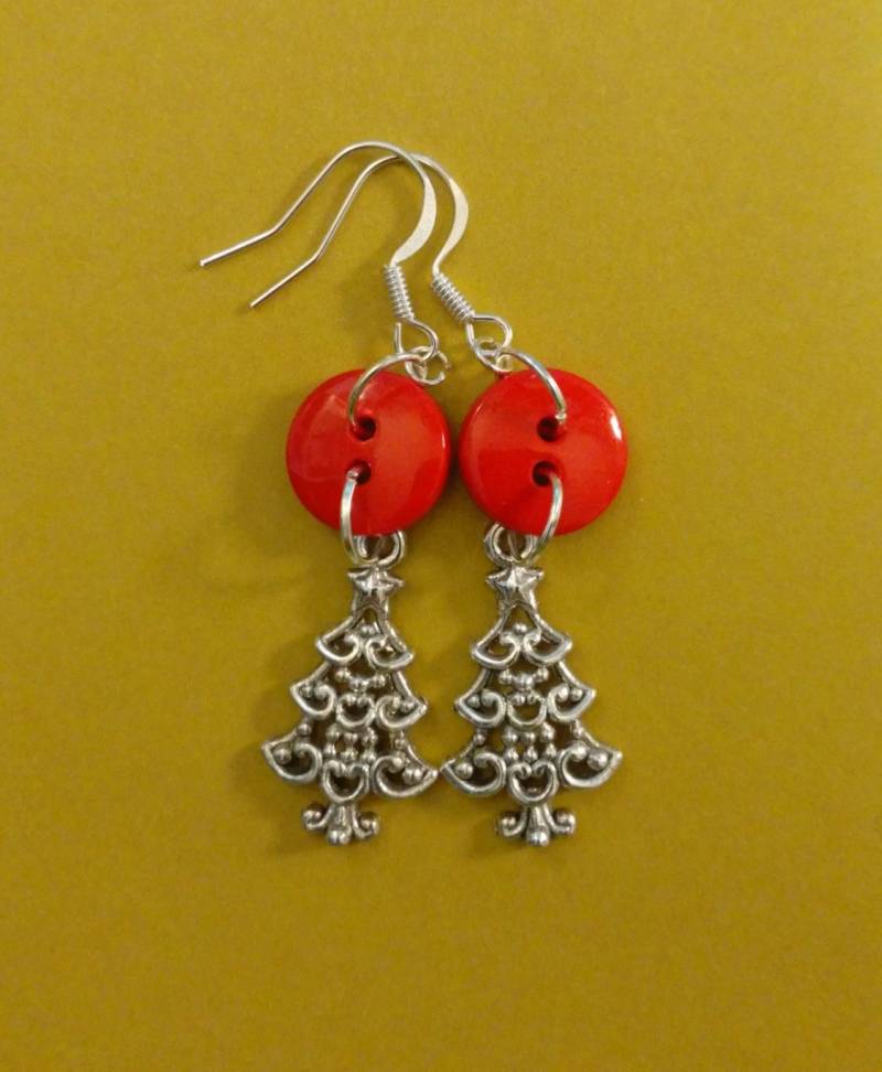 Ohrringe, Silber Kleine Rote Taste Ohrringe Mit Antikem Weihnachtsbaum Charme Und Sterlingsilber Ohrbügel Ohrringe, Silber Kleine Rote Taste Ohrringe Mit Antikem Weihnachtsbaum Charme Und Sterlingsilber Ohrbügel von AimeeGJewelry