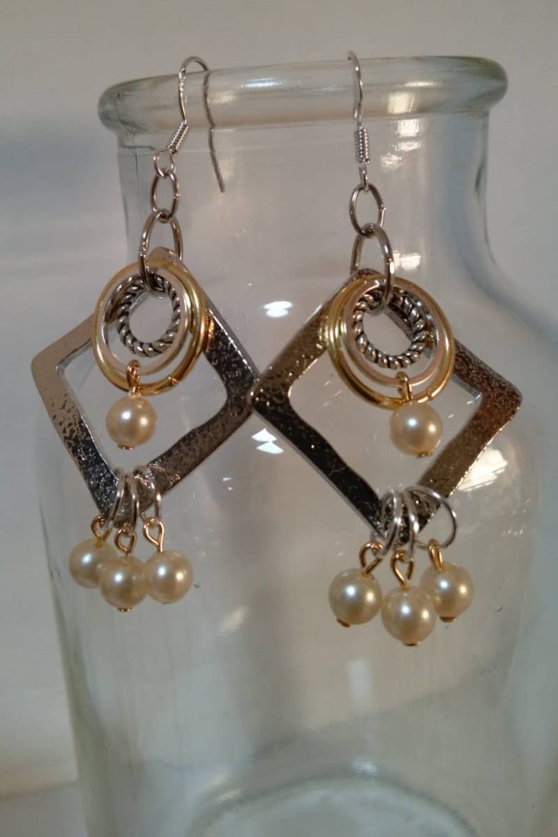 Ohrringe, Silber Und Gold Machen Ein Wunderbares Paar Verschiedene Formen Texturen. Mit Sterling Ohrbügel Ohrringe, Silber Und Gold Machen Ein Wunderbares Paar Verschiedene Formen Texturen. Mit Sterling Ohrbügel von AimeeGJewelry