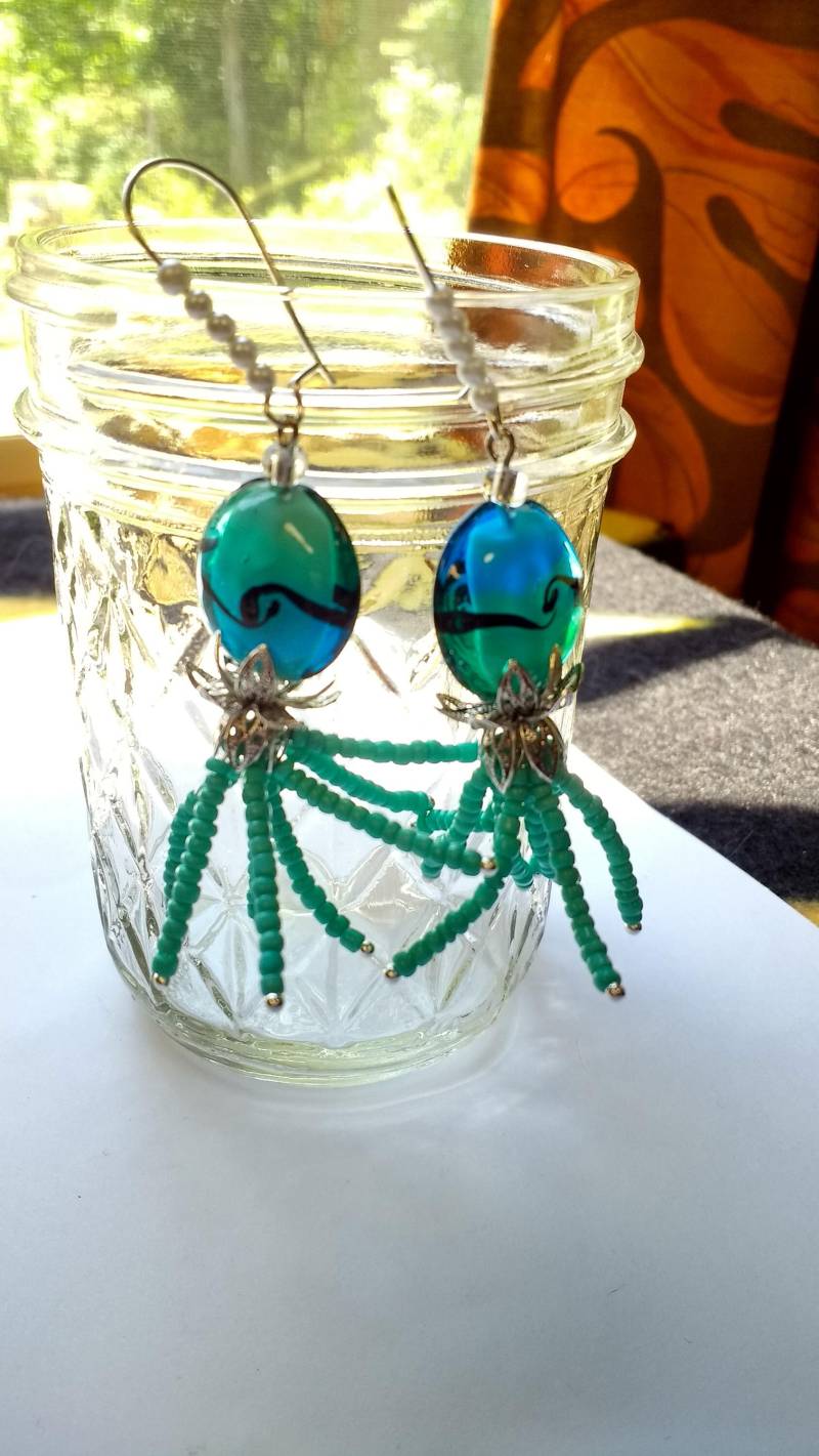 Ohrringe, Spaß Octopus, Handgedreht Perle Körper Mit Aquamarin Samen Beinen, Silber Ton Komponenten Und Ohrhaken. Ca. 3" Lang Ohrringe, Spaß Octopus, Handgedreht Perle Körper Mit Aquamarin Samen Beinen, Silber Ton Komponenten Und Ohrhaken. Ca. 3" Lang von AimeeGJewelry