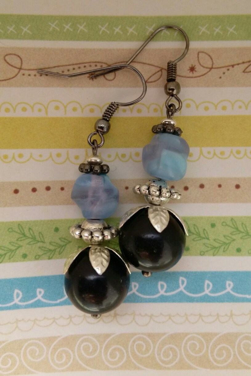 Ohrringe, Verdreht Licht Blau Vintage Perlen Mit Schwarzem Onyx-Perlen, Antik Silber Komponenten Und Sterling Ohrbügel Ohrringe, Verdreht Licht Blau Vintage Perlen Mit Schwarzem Onyx-Perlen, Antik Silber Komponenten Und Sterling Ohrbügel von AimeeGJewelry