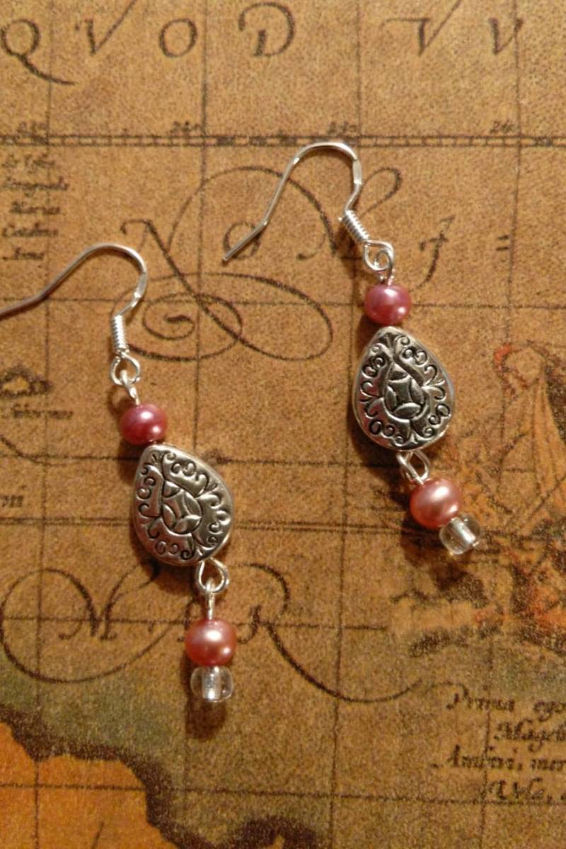 Ohrringe, Zierliche Rosa Einfache Zierlich Antik Silber Charme Mit Glasperlen, Klaren Perlen Und Sterlingsilber Ohrbügel von AimeeGJewelry