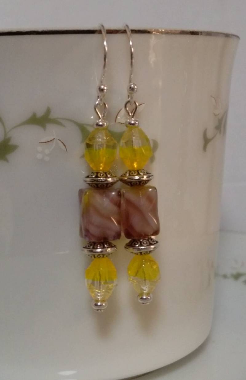 Ohrringe Mit Rechteck Gelb Infundiert, Rosa Perlen, Mellow Yellow Kristalle, Antik Silber-Komponenten Und Sterlingsilber Ohr Haken Ohrringe Mit Rechteck Gelb Infundiert, Rosa Perlen, Mellow Yellow Kristalle, Antik Silber-Komponenten Und Sterlingsilber Ohr Haken von AimeeGJewelry