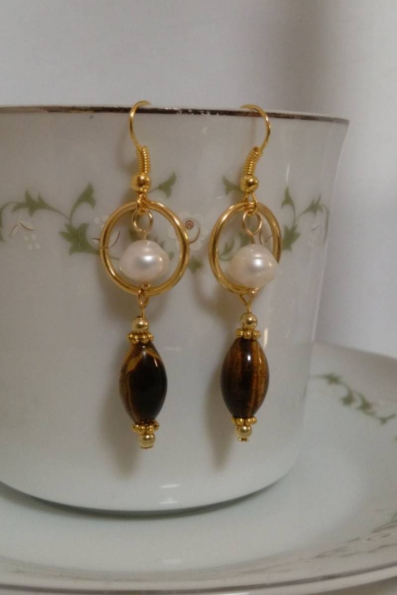 Perlen Ohrringe, Handgemachte Ohrringe Mit Süsswasserperlen Und Tiger Eye Oval, Gold Tone-Komponenten Ohr-Haken Perlen Ohrringe, Handgemachte Ohrringe Mit Süsswasserperlen Und Tiger Eye Oval, Gold Tone-Komponenten Ohr-Haken von AimeeGJewelry