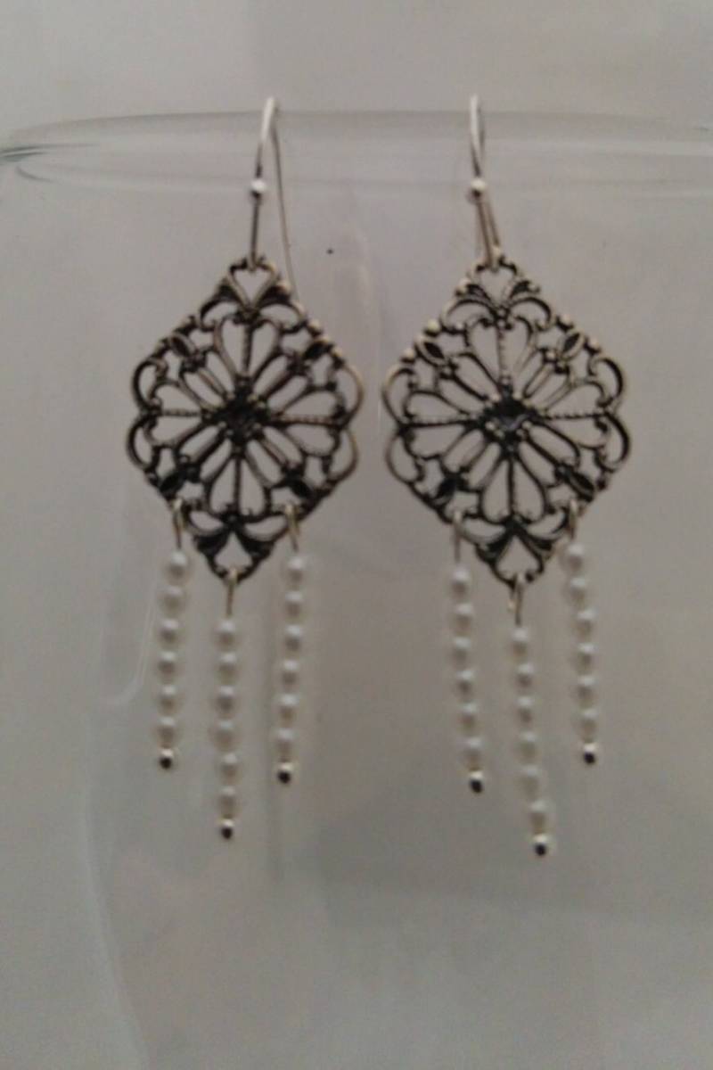 Perlen Ohrringe, Schöne Kleine Perle Ohrringe Mit Antikem Silber Charme Und Sterlingsilber Ohrbügel von AimeeGJewelry