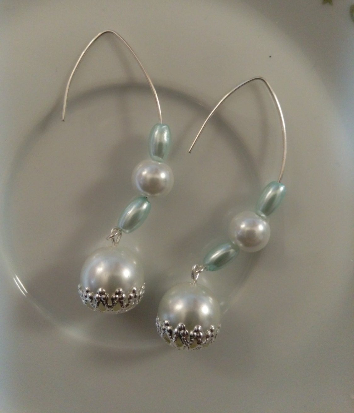 Perlen Ohrringe, Weiß Und Hellgrün Auf Halben Reifen Mit Bright Silver Tone Bead Caps Perlen Ohrringe, Weiß Und Hellgrün Auf Halben Reifen Mit Bright Silver Tone Bead Caps von AimeeGJewelry