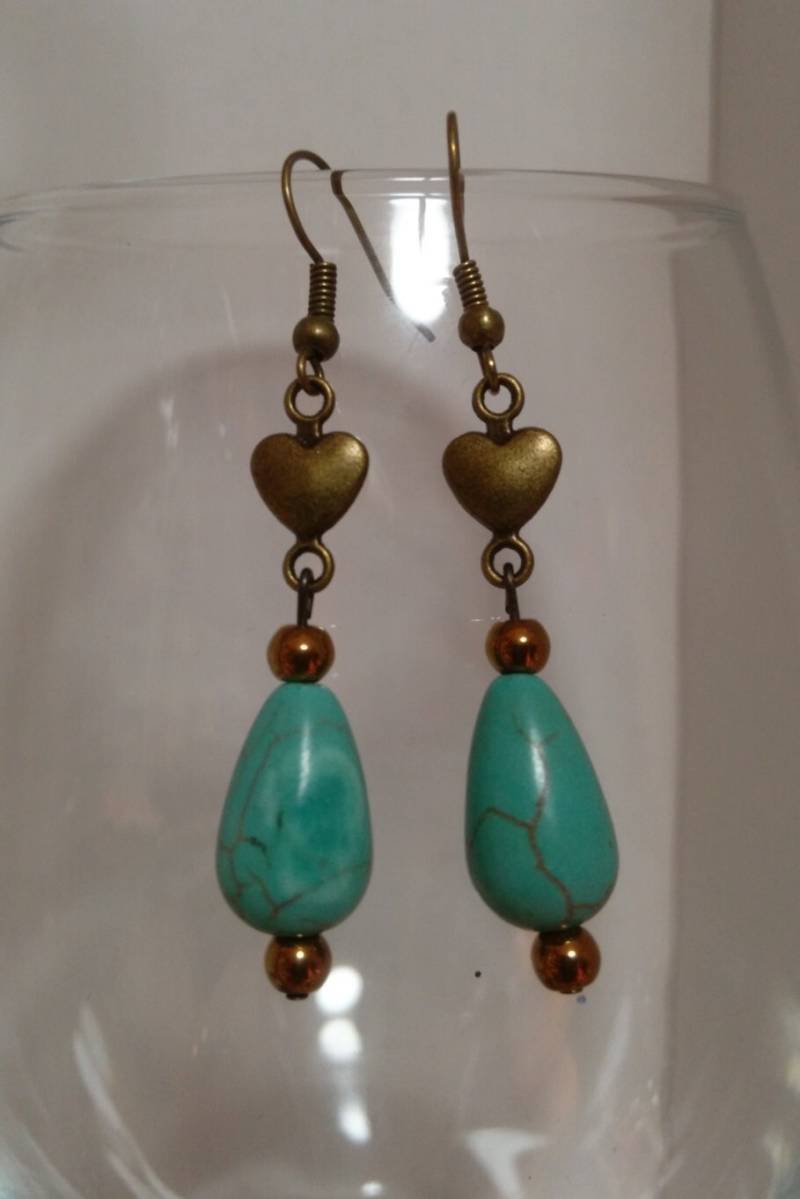 Türkis Tropfen Mit Zierlichen Antik Bronze Herz Stecker Und Ohr-Haken, Antique Bronze-Komponenten Türkis Tropfen Mit Zierlichen Antik Bronze Herz Stecker Und Ohr-Haken, Antique Bronze-Komponenten von AimeeGJewelry