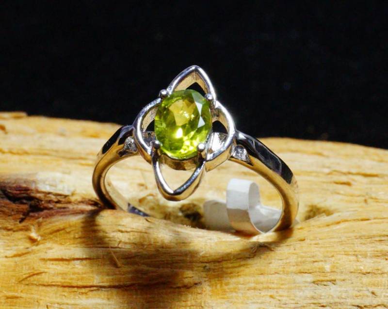 Oval Peridot Ring Natürlicher Edelstein, 925 Sterling Silber von Ainigems