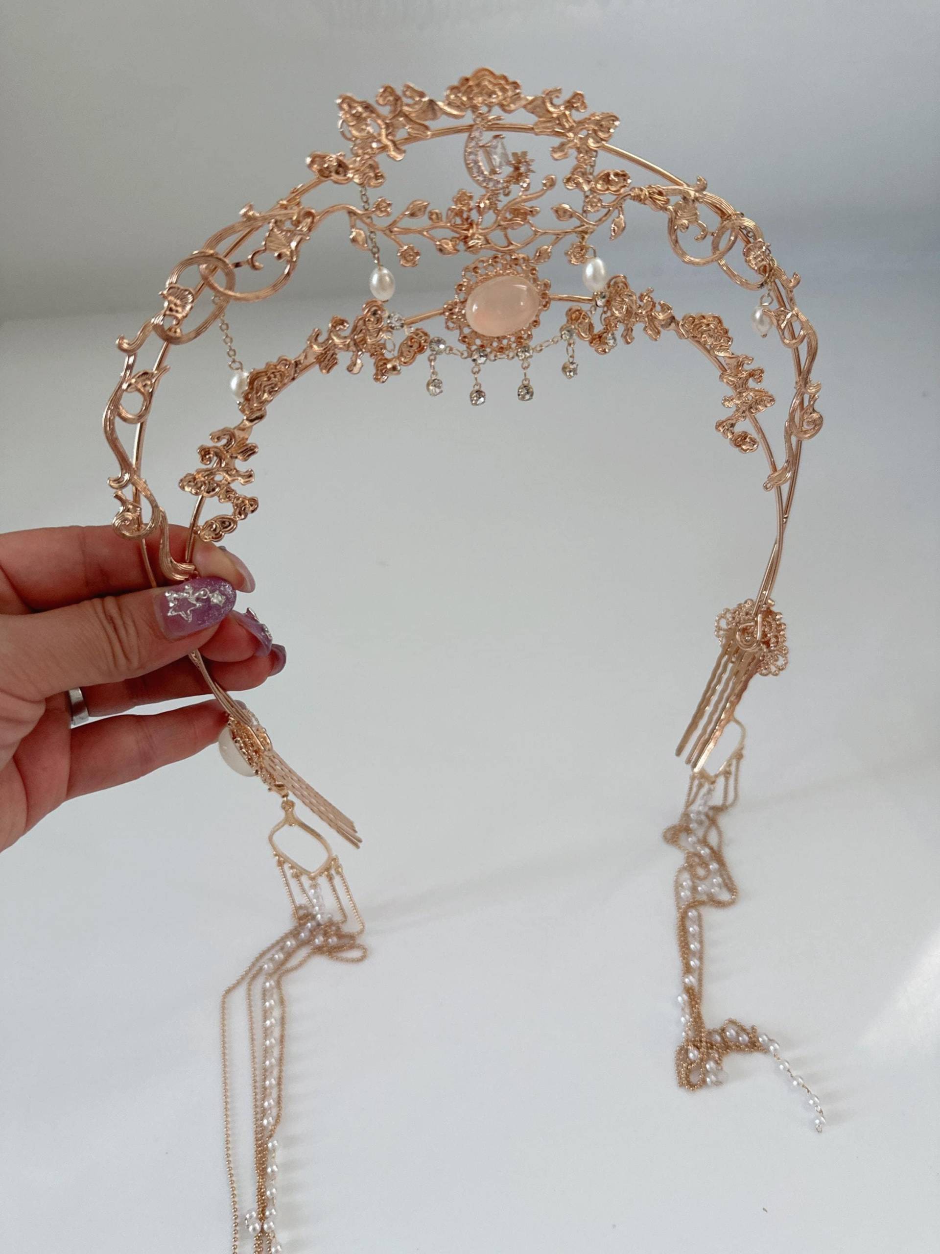 Frauen Gold Tone Halo Moon Celestial Kopfschmuck Haar Tiara Krone Stirnband Mit Quaste Kette Frauen Gold Tone Halo Moon Celestial Kopfschmuck Haar Tiara Krone Stirnband Mit Quaste Kette von AirDivaFashion