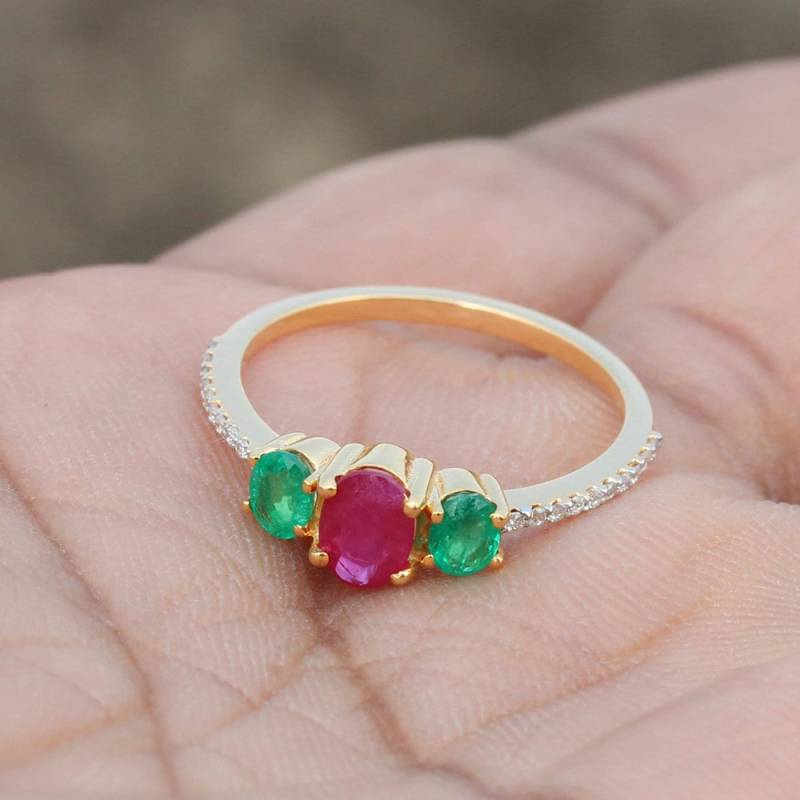 Smaragd Rubin Edelstein Ehering 18K Gelbgold Pave Diamant Ring von AiraJoyas