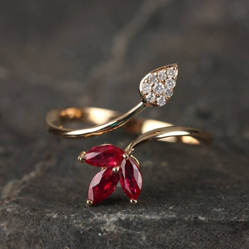 Handgemachter 18K Gelbgold Rubin Ring Pave Diamant Blumiger Brautschmuck von AiraJoyas