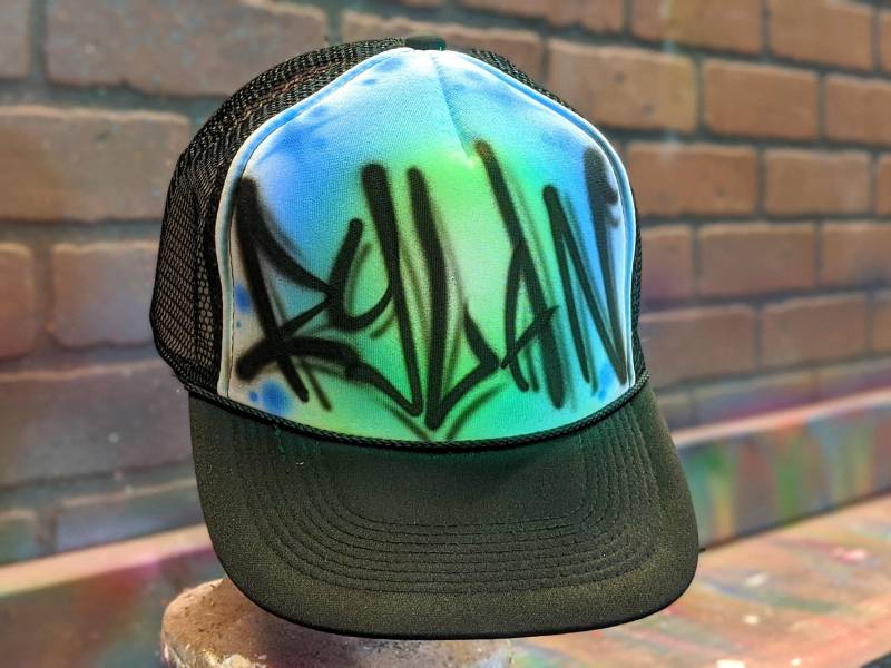 Benutzerdefinierte Graffiti Trucker Cap | Personalisierte Airbrush Name Mit Mehrfarbigem Farbverlauf Mesh-Rücken Urban Streetwear Hut von AirbrushCustoms