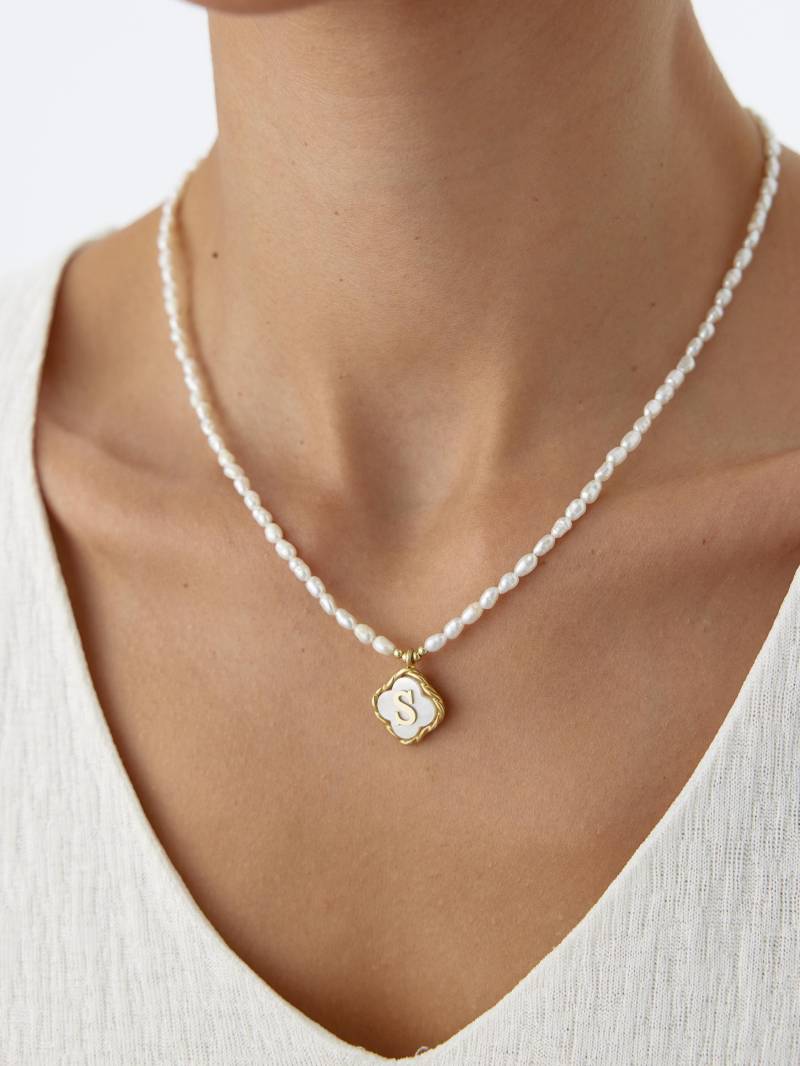 Elegant Gold-Plated Clover Pearl Necklace, Personalized Initial Pendant Jewelry, Freshwater Custom Gift For Women von AisoAtelier