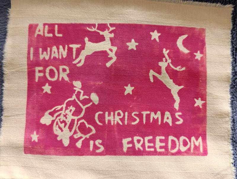 Alles Was Ich Mir Für Weihnachten Wünsche, Ist Freiheit Aufnäher - Linoldruck von AiwsArt