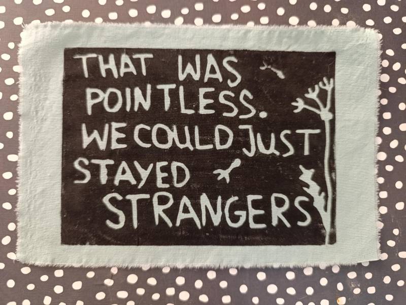 Das War Zwecklos. Wir Konnten Gerade Fremden Patch-Linoldruck Auf Stoff Bleiben von AiwsArt