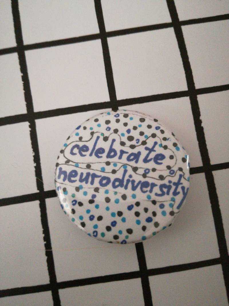 Feiern Sie Neurodiversität-Pin-Abzeichen Button von AiwsArt