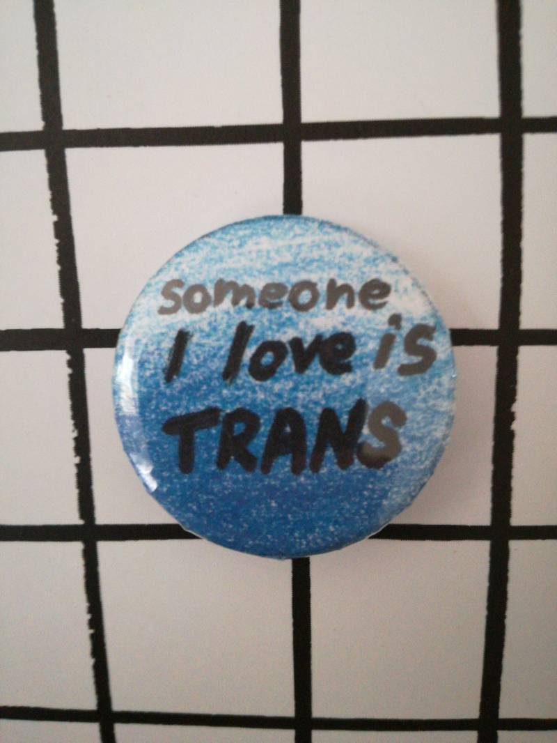 Jemand, Den Ich Liebe, Ist Trans - Pin-Abzeichen-Knopf von AiwsArt
