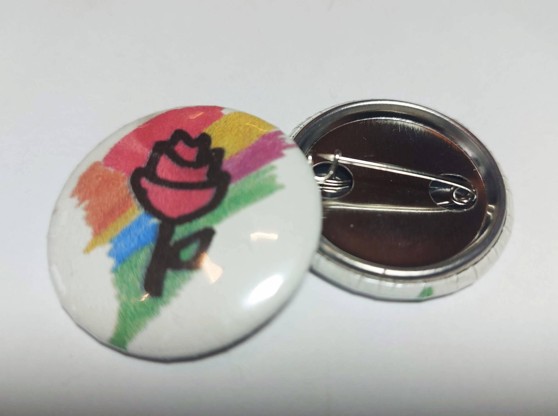 Lgbtqia+ Rose - Anstecknadel Button von AiwsArt