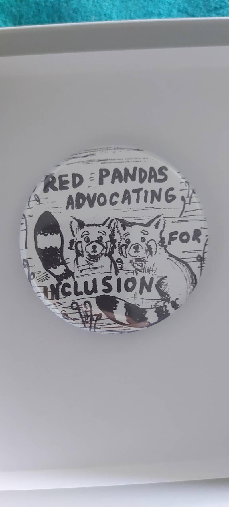 Rote Pandas Advocating For Invention - Großer Anstecker von AiwsArt