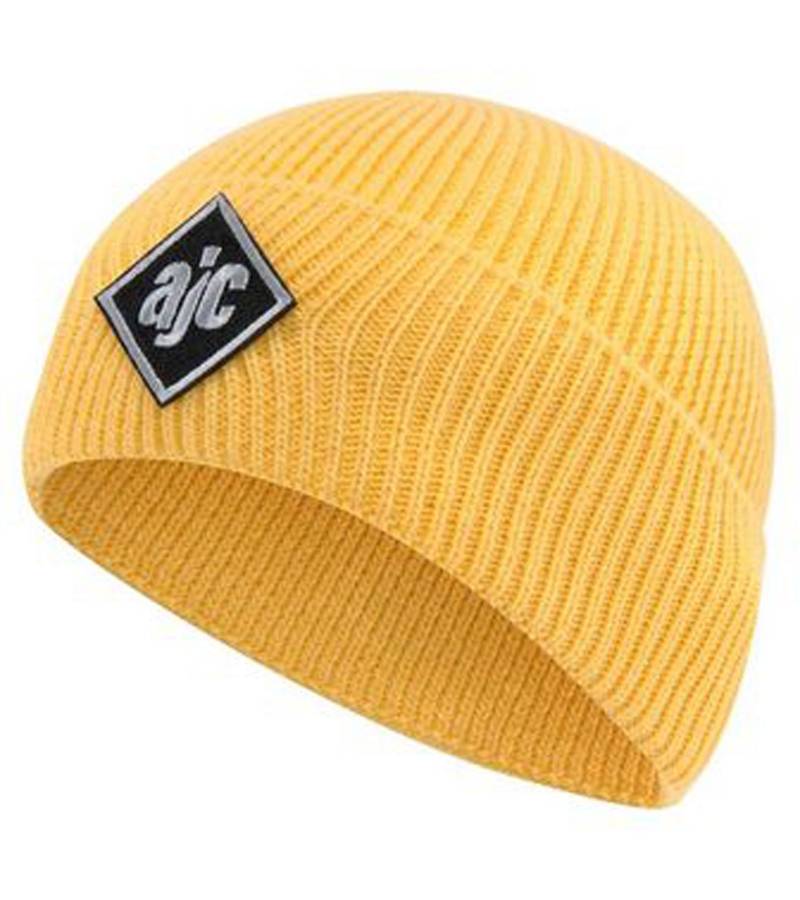AjC Beanie schlichte Winter-Mütze gemütliche Strick-Beanie mit gesticktem Logo-Patch 2375 0838 Gelb von AjC