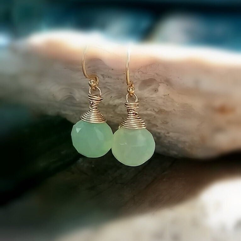Grüne Chalcedon Ohrringe, Gold Filled, Wire Wrap Zierliche Geschenke Für Sie von AjlaJewelz