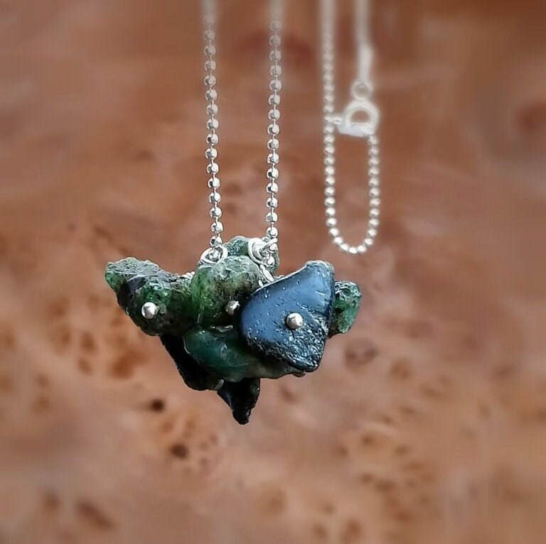 Roher Smaragd Cluster Halskette, Silber Rustikaler Schmuck, Mai Birthstone von AjlaJewelz