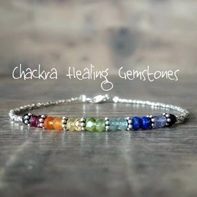 Sieben Chakren Armband, Granat Karneol Citrin Peridot Aquamarin Lapis Lazuli Tansanit Schwarz Spinell Und Karen Hill Silber Perlen Armband von AjlaJewelz