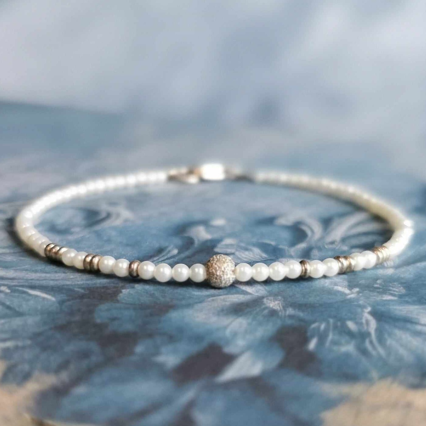 Süßwasserperlen Armband Silber Minimalist Brautschmuck Bioschmuck Juni Birthstone Süßwasserperlen Armband Silber Minimalist Brautschmuck Bioschmuck Juni Birthstone von AjlaJewelz