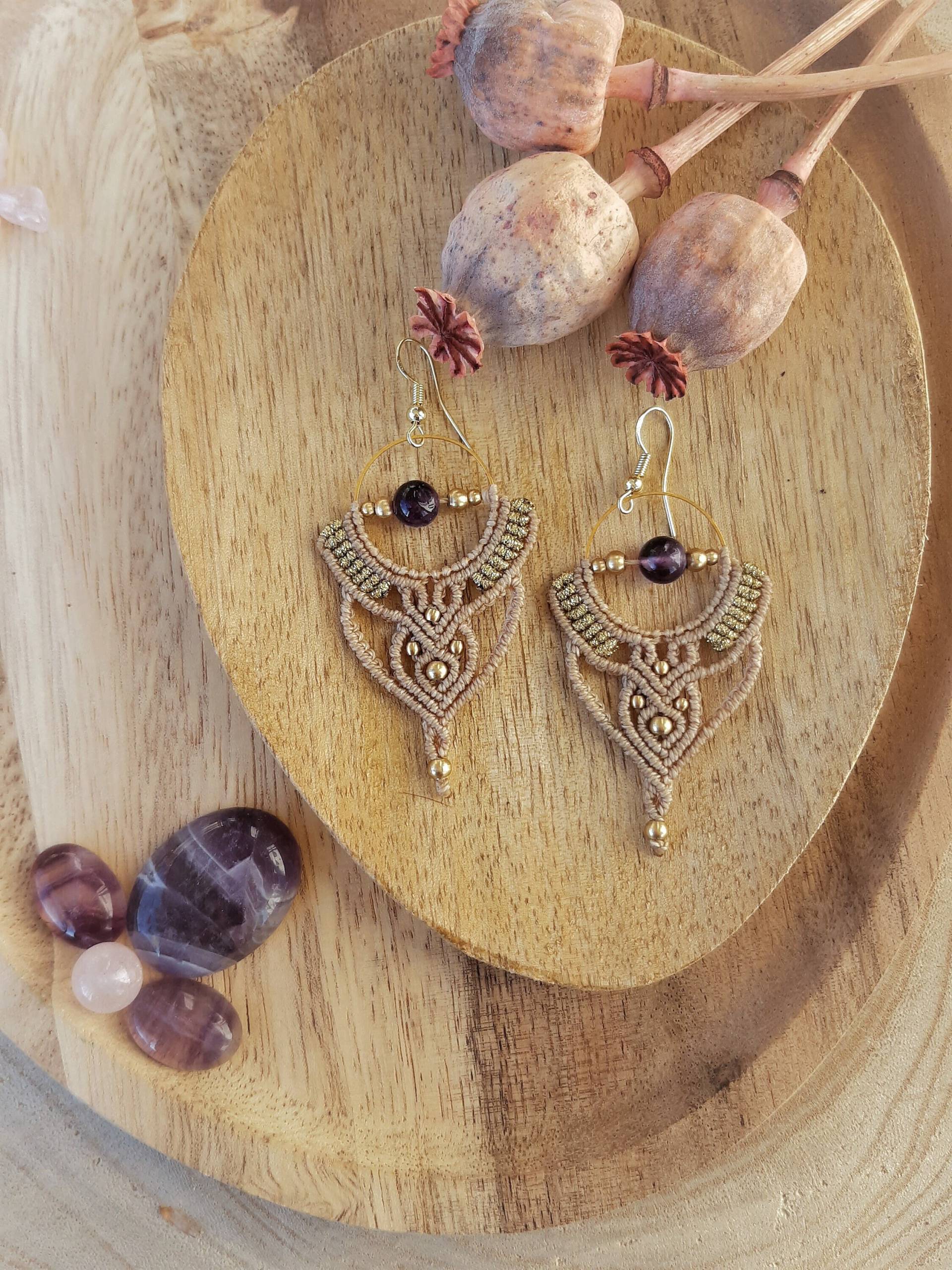 Amethyst-Ohrringe ~ Boho-Makramee Handgefertigt Amethyst-Edelsteinschmuck Natürliches Design Mikromakramee Mineralstein-Ohrringe von Akashaknots