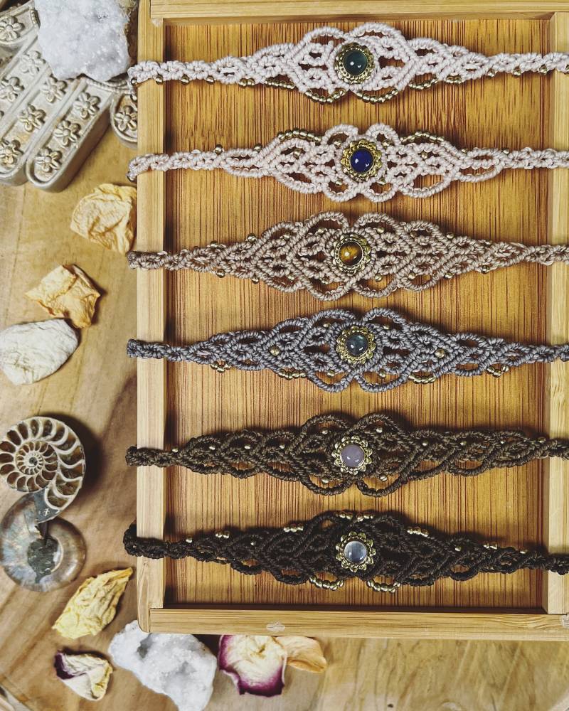 Edelsteinarmbänder ~ Mineralsteine Kristalle Mondstein Labradorit Jade Rosenquarz Lapislazuli Tigerauge Göttinnenarmband von Akashaknots