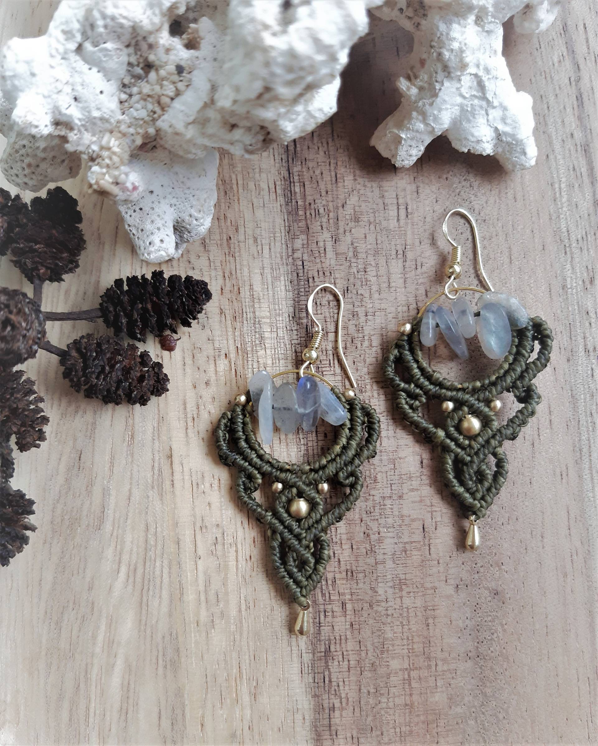 Halbedelstein Ohrringe ~ Boho Naturschmuck Mikromakramee Design Aventurin Labradorit Türkis von Akashaknots