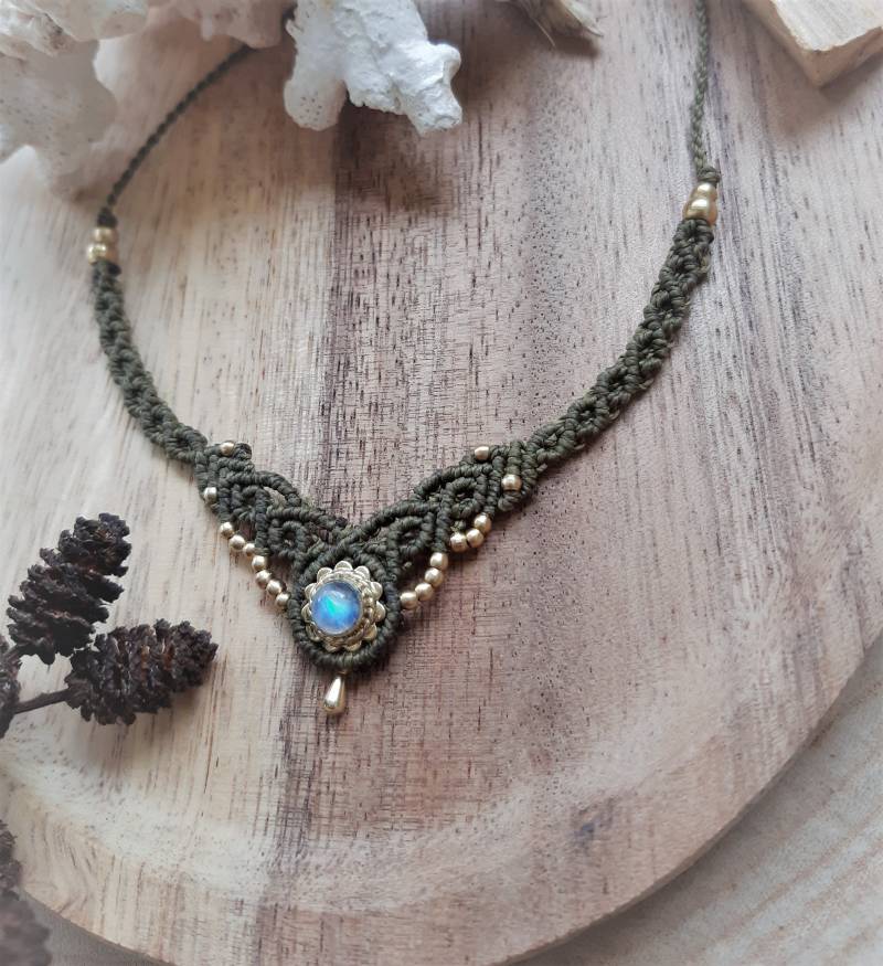 Mondstein-Halsband ~ Boho-Halsband Handgefertigt Mikromakramee Mineralsteinschmuck Göttinnen-Halsband Chakra-Ausgleich von Akashaknots