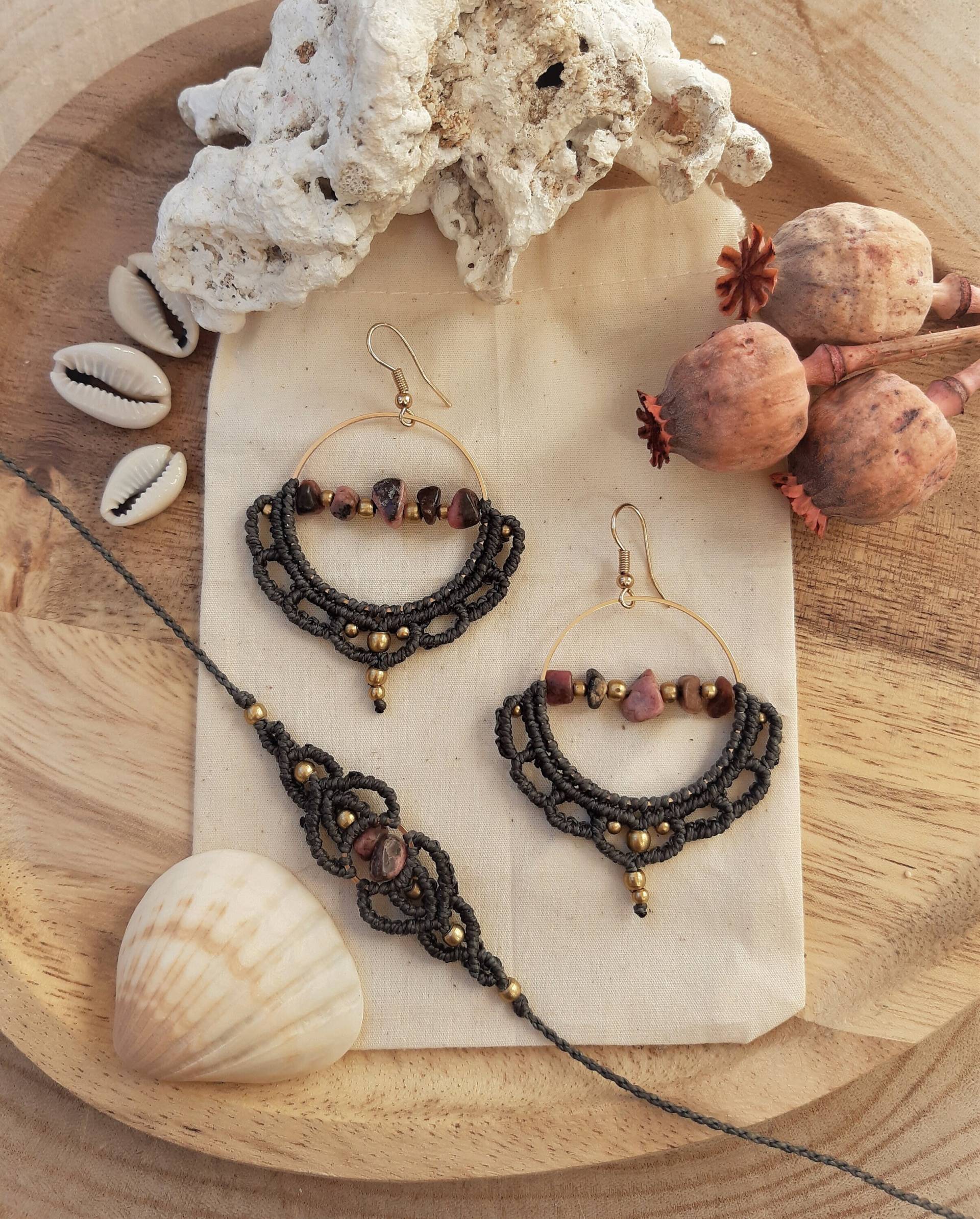 Rhodochrosit-Makramee-Schmuckset ~ Boho-Ohrringe Handgefertigtes Armband Rhodochrosit Hochzeitsschmuck Mineralstein-Set Boho-Geschenk Rhodochrosit-Makramee-Schmuckset ~ Boho-Ohrringe Handgefertigtes Armband Rhodochrosit Hochzeitsschmuck Mineralstein-Set Boho-Geschenk von Akashaknots