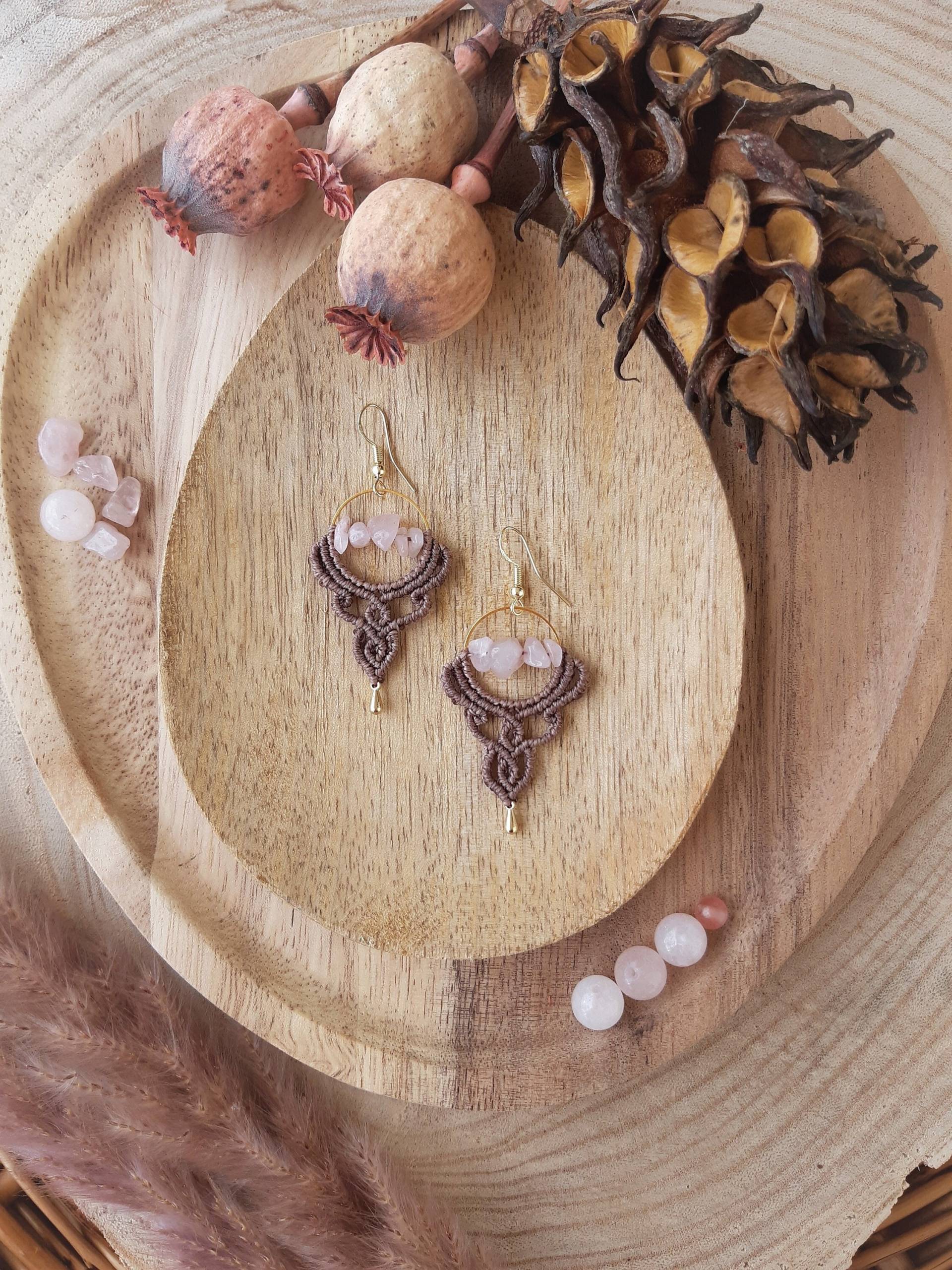 Rosenquarz Makramee Ohrringe ~ Boho Handgemachtes Mikromakramee Brautschmuck Feminine Geschenk Rosenquarz Makramee Ohrringe ~ Boho Handgemachtes Mikromakramee Brautschmuck Feminine Geschenk von Akashaknots